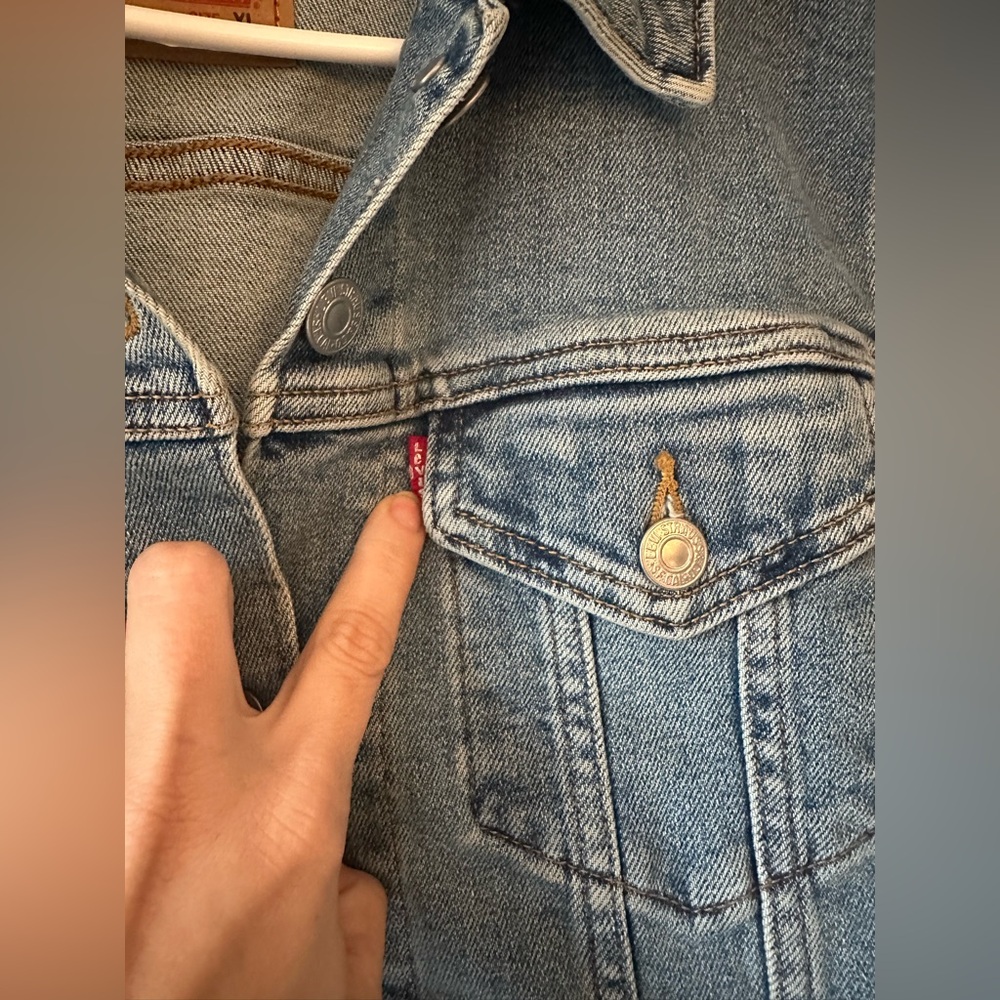 Levi's Classic Denim Trucker Jacket, light wash, size XL - Picture 5 of 9